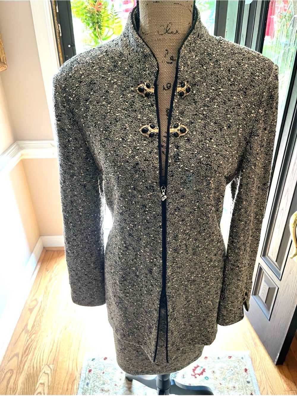 St John Couture Tweed Boucle skirt suit.  Size 12 - Picture 2 of 7
